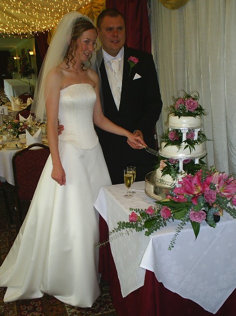 Elizabeth and Liam MUNT cutting the cake